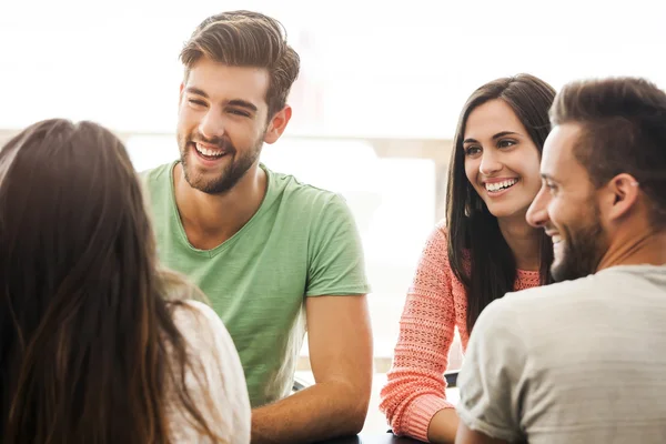 Amigos en la cafetería — Foto de Stock