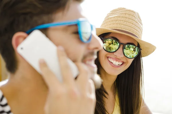 Couple of friends laughing — Stock Photo, Image