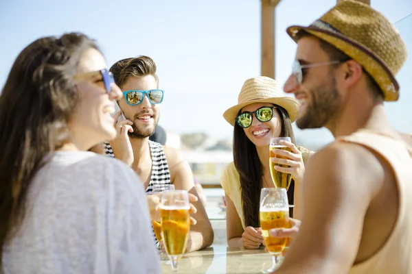 Vrienden bij de strandbar — Stockfoto