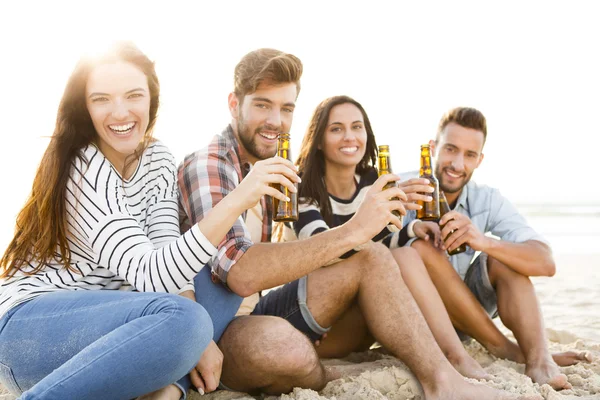 Vänner dricker en kall öl — Stockfoto