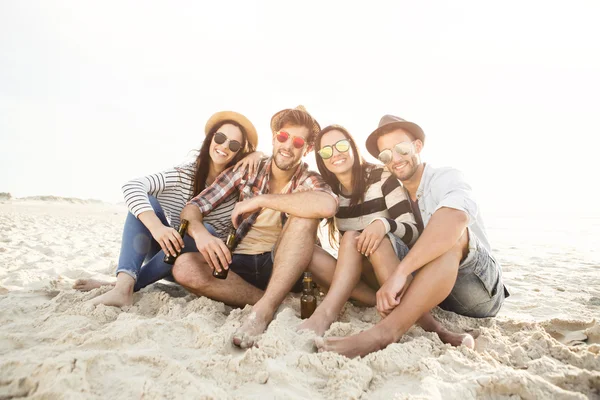 Amigos en la playa disfrutando del verano — Foto de Stock