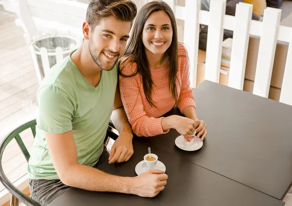 Jovem casal beber café — Fotografia de Stock