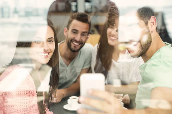 Vänner att göra en selfie — Stockfoto