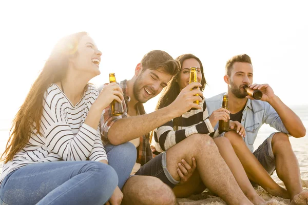 De zomer is beter met een koud biertje — Stockfoto