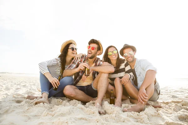 Amici in spiaggia godendo l'estate — Foto Stock