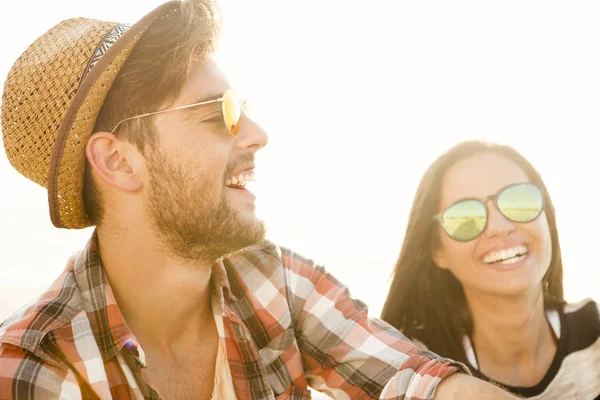 Jong stel op het strand — Stockfoto