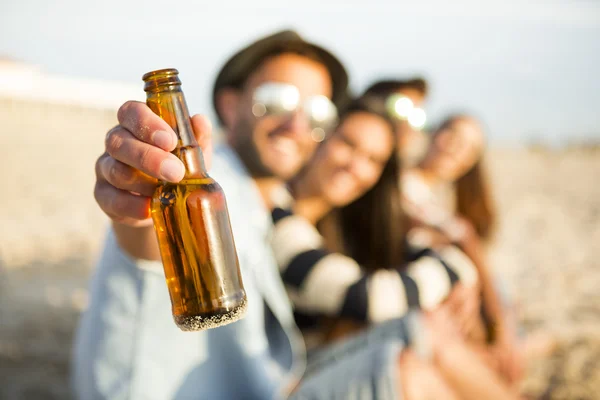 Groep vrienden op het strand plezier — Stockfoto