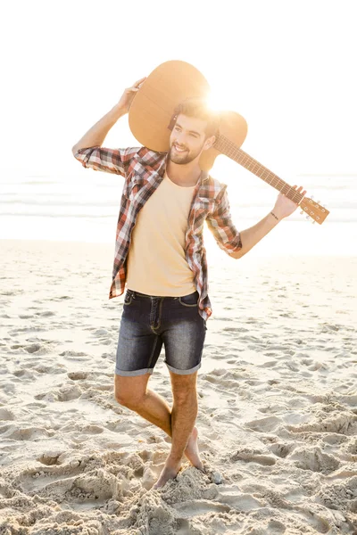 Handsome young man at the beach — Stock Photo, Image