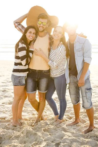 Amigos na praia se divertindo juntos — Fotografia de Stock