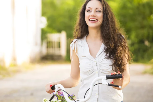 Jeune femme avec son vélo — Photo