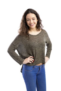 Kamera doğru gülümseyen güzel kadın