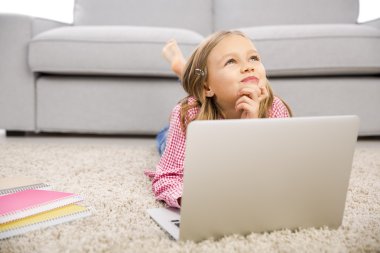 küçük kız bir laptop ile çalışma