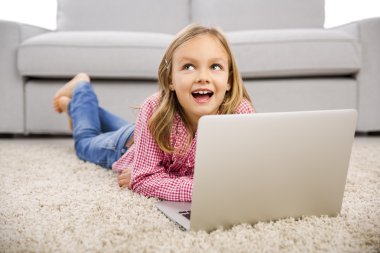 küçük kız bir laptop ile çalışma