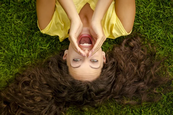 Young woman lying on the grass — Stock Photo, Image