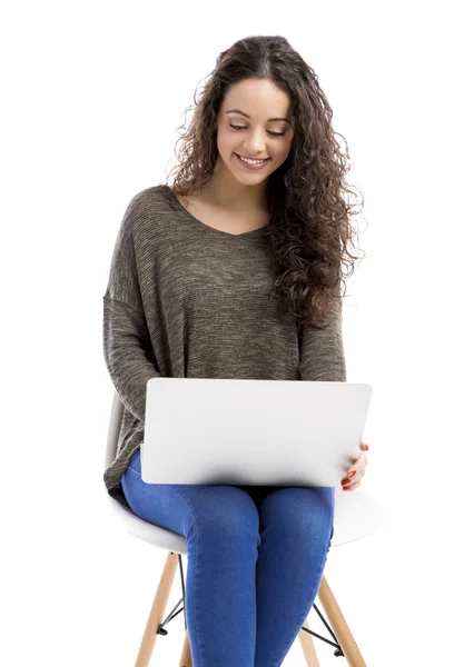 Frau arbeitet mit Laptop — Stockfoto