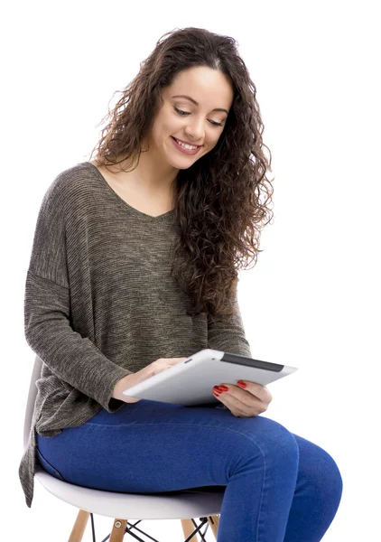 Šťastná dívka pracovat s tabletem — Stock fotografie