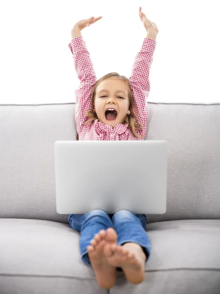 快乐的女孩用一台笔记本电脑 — 图库照片
