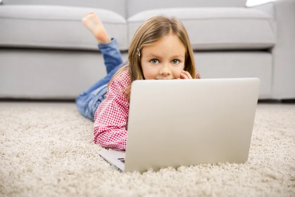 Niña trabajando con un portátil — Foto de Stock