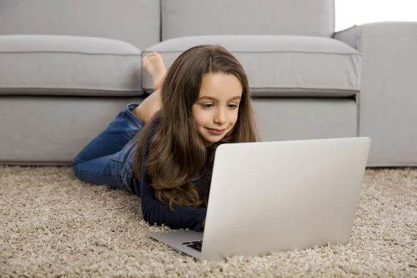 Niña trabajando con un portátil — Foto de Stock