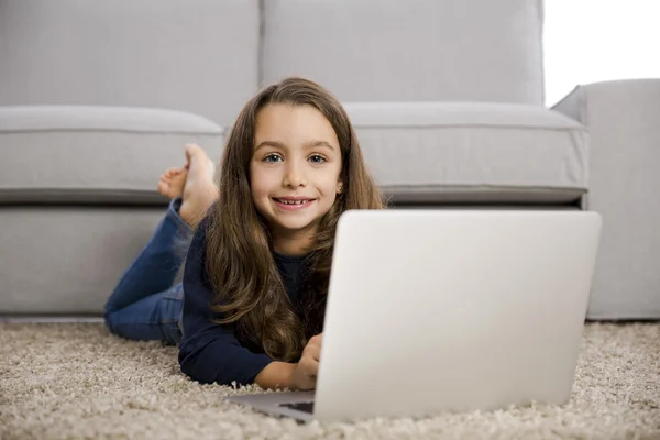 Niña trabajando con un portátil — Foto de Stock