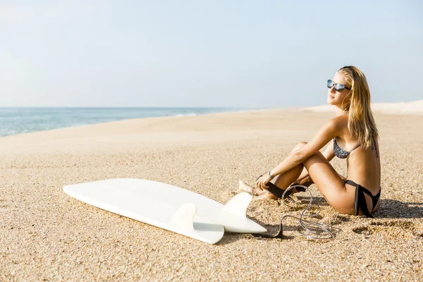 Surfer meisje klaar om te surfen — Stockfoto