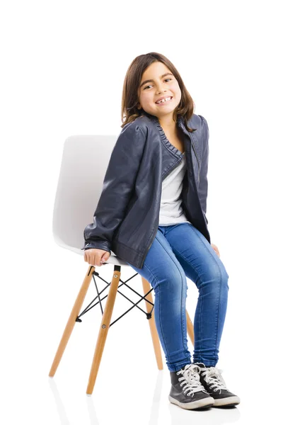 Όμορφη νεαρή κοπέλα που κάθεται σε μια καρέκλα — Φωτογραφία Αρχείου
