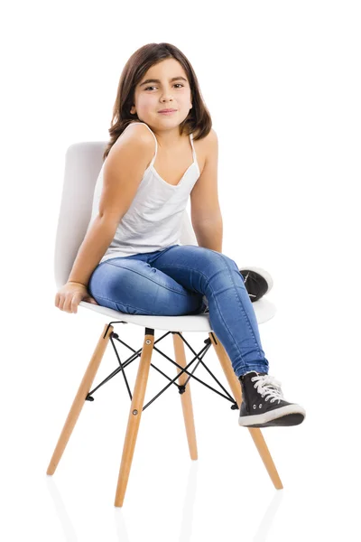 Mooi meisje, zittend op een stoel — Stockfoto
