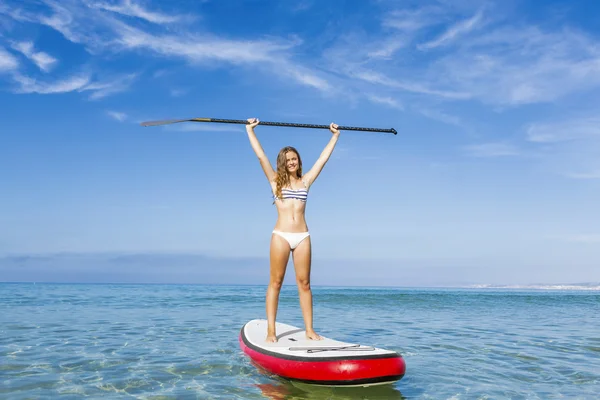 Ευτυχισμένη γυναίκα μάθησης κουπί-surf — Φωτογραφία Αρχείου