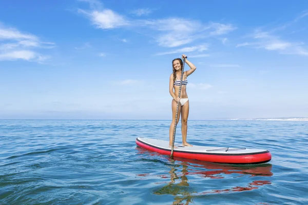 Mujer practicando paddle —  Fotos de Stock