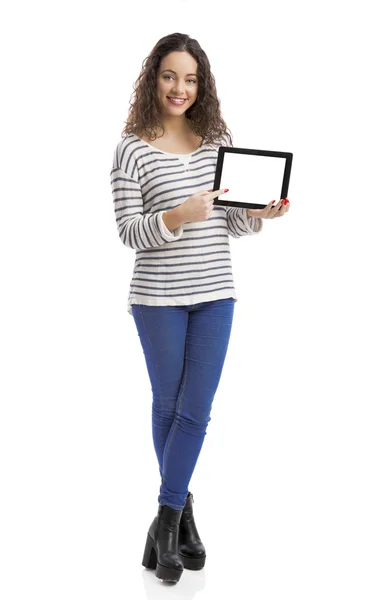 Mujer mostrando algo en una tableta digital — Foto de Stock