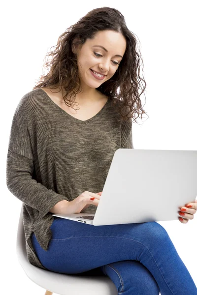 Vrouw die met een laptop werkt — Stockfoto