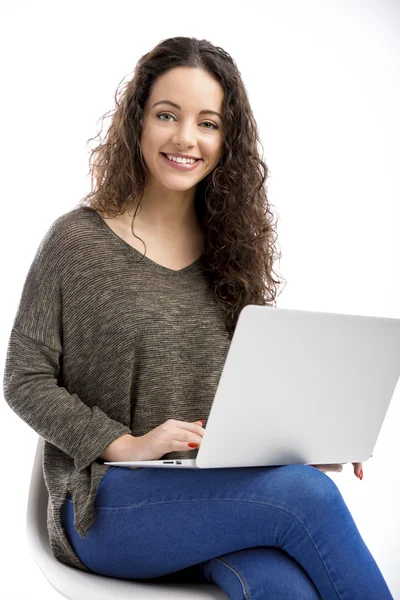 A laptop dolgozó nő — Stock Fotó