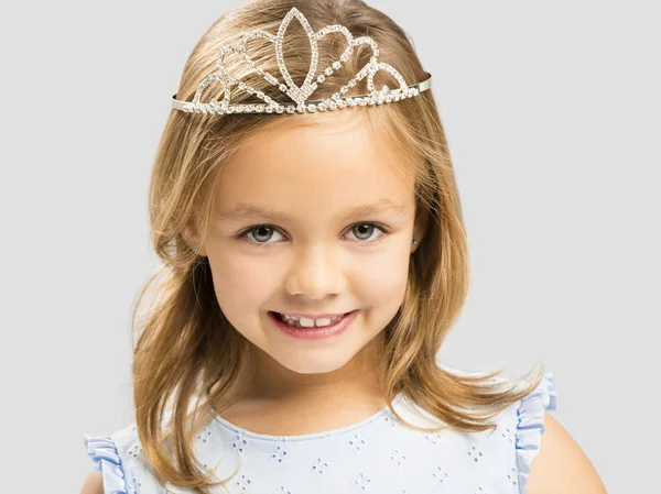 可爱的小女孩，在公主皇冠 — 图库照片
