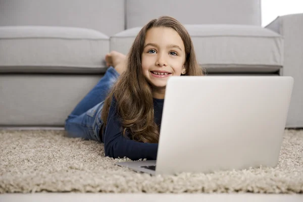 Kleines Mädchen, das mit einem Laptop arbeitet — Stockfoto