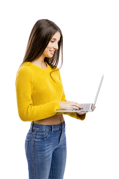 Flicka som arbetar med en bärbar dator — Stockfoto