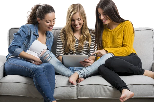 Genç kızlar bir Tablet bir şey izliyor — Stok fotoğraf