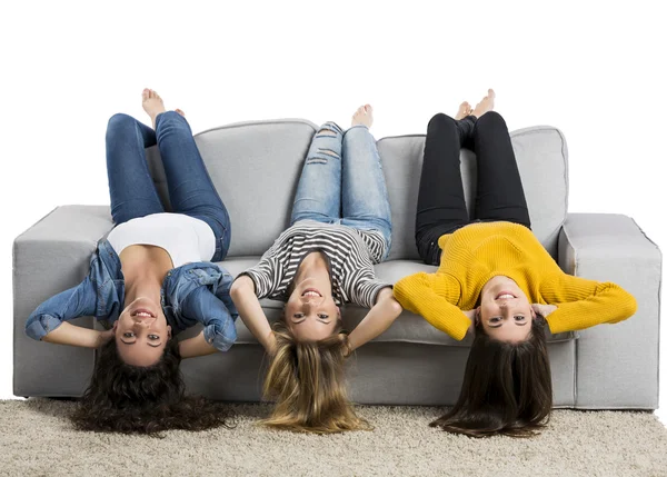 Τα κορίτσια εφήβων που κάθεται στον καναπέ — Φωτογραφία Αρχείου