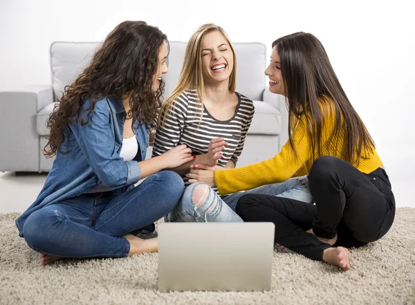 Meninas estudando em casa — Fotografia de Stock