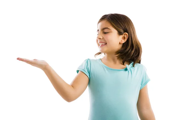 Маленькая девочка показывает что-то — стоковое фото