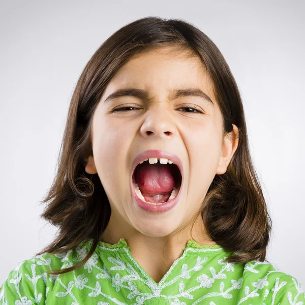 Dziewczyna krzyczy głośno — Zdjęcie stockowe