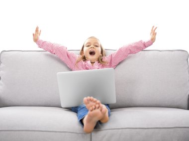 bir dizüstü bilgisayar ile mutlu kız