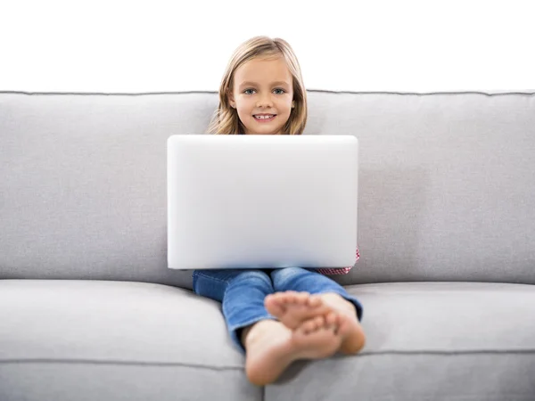 Маленькая девочка работает с ноутбуком — стоковое фото
