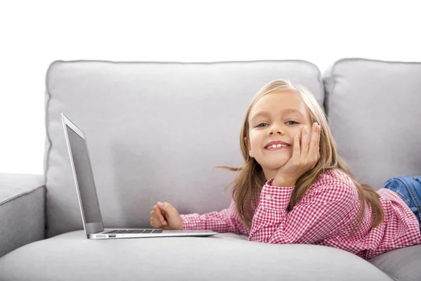 Маленькая девочка работает с ноутбуком — стоковое фото