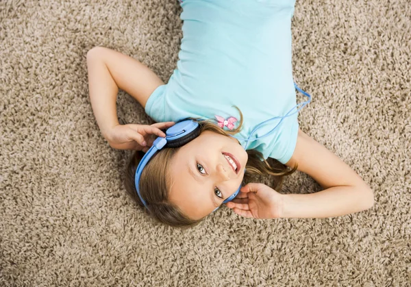 Niña escuchar música con auriculares — Foto de Stock