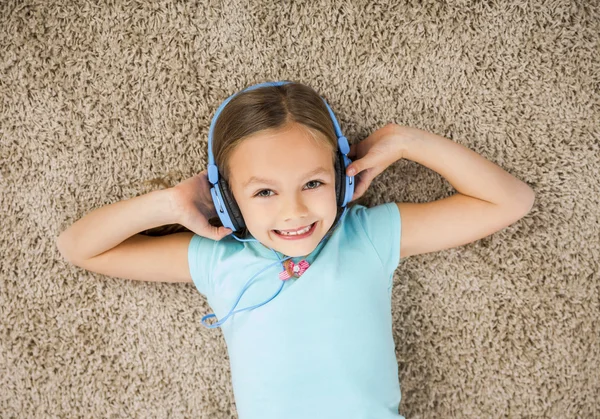 Niña escuchar música con auriculares —  Fotos de Stock