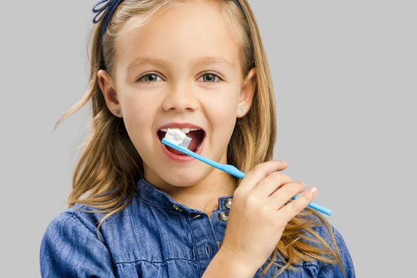 Menina escovando dentes — Fotografia de Stock