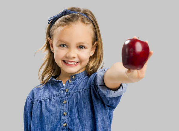 Sevimli kız bir elma tutan — Stok fotoğraf