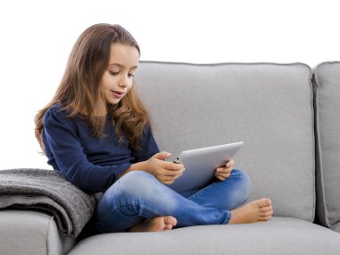 Küçük kız bir tablet kullanma