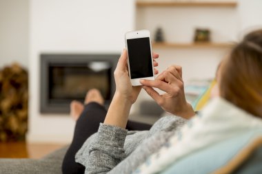 Kadın cep telefonu kısa mesaj göndermek 