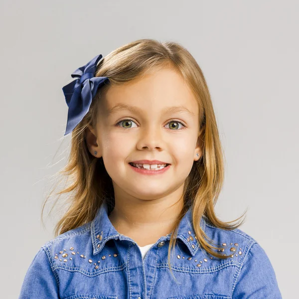 Niña con una expresión sonriente — Foto de Stock